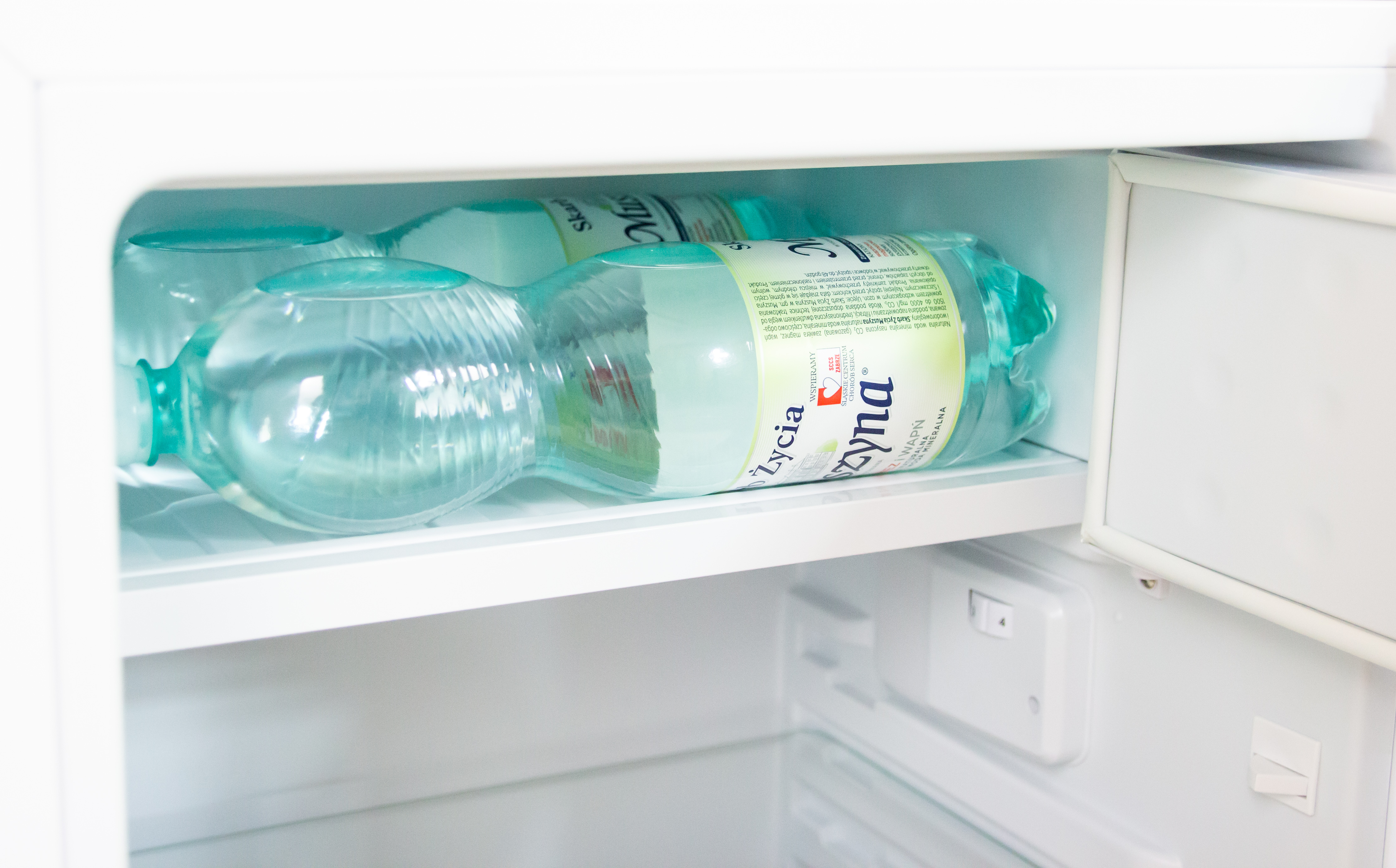 MAŁA LODÓWKA BIUROWA HOTELOWA MINIBAR CHŁODZIARKA PODBLATOWA 85cm biała